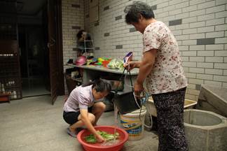 说明: 昆娟帮婆婆洗菜